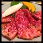 武石 - 特上カルビ。今回はリブロースでした。思いの外柔らかくなかったですが、旨味と極旨タレとのコラボは素晴らしかったです。