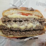 バーガーキング - 最初のハーフ、真ん中がチェダーチーズ