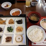 すいてんかく - 朝食の定食セットとごはんや汁のバイキングはパンやドリンク､１品が色々有ります