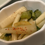 JiProign - ダイコンの浅漬けはパリパリして味のある皮の部分が好き。これを出す店はあまり無い。