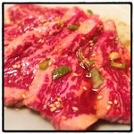 武石 - 上ロース。分厚いカットで、ややレア目に焼いてみましたが、とろっとろで柔らかく、ジューシーで噛めば噛むほど旨味が溢れ出てくる絶品でした。