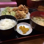 古都うどん店 - 唐揚げ定食
ミニうどんに変更。
唐揚げが揚げたてジューシーでレモンも付いてくるのでペロッと頂きました 
(*´ڡ`●)