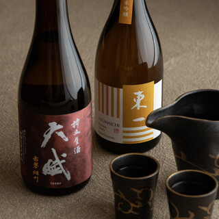 Local sake and sommelier-selected wine selected by sake masters according to the season