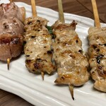 やき鳥 こころ - おかわりした せせりと豚バラトマト