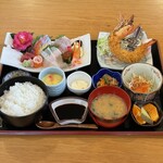 Katsugyo Lunch Senmon Ten Minoru - 刺身拼盤與大蝦炸蝦定食 2200日圓
