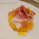 Bistro TAKU - オレンジが濃くてびっくり♪プロシュートもサイコーです。