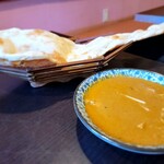 スパイスマジック - チキンカレーとプレーンナン