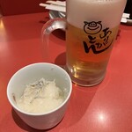 博多一口餃子ヤオマン - ビールとお通し（大根おろしポン酢）
