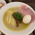 むかん 初台 - 牡蠣塩ラーメン（800円）
      味玉（100円）
