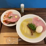 むかん 初台 - 牡蠣塩ラーメン（800円）
      味玉（100円）
      肉丼（300円）