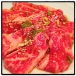 武石 - 並のカルビ。上カルビがなかったので、代わりにオーダーしましたが、これが大当たり。柔らかくジューシーで旨味たっぷり。若干の筋はご愛嬌です。