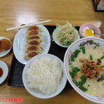 楽楽 - 焼き餃子定食(豚骨台湾ラーメン)　980円(税込)