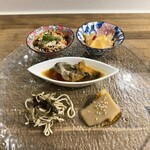 Chuukadainingu Ichizuisshin - 前菜盛合せ：大山鶏の胸肉と湯葉のよだれ鶏、クラゲの酢の物  レモン風味、上海蟹の紹興酒漬け、押し豆腐、大根の醤油漬け