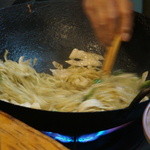 お多福食堂 - 焼きそば調理中