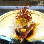 小菜一碟 - カツオたたき 四川ガーリックソース：カツオのたたきが四川風ガーリックソースによくマッチして 驚きの美味しさです！ アボガド、玉葱に併せてフライドガーリックのカリカリ食感が良いですネ！ 赤い糸唐辛子が綺麗に飾られています。