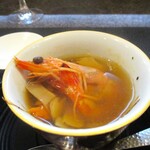 小菜一碟 - 海老と松茸 上湯蒸しスープ：松茸タップリの海老上湯（シャンタン）蒸しスープです。大根、人参、セルフィーユの根、白菜、生姜、を使い、お出汁は 鶏ささみ、鶏ガラ、帆立の干し貝柱、金華ハムetc．から取られています。まさに上質なスープです。