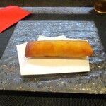 小菜一碟 - 海老と黄ニラの春巻き：皮がパリッとして ぷりぷりの海老がぎっしりと入った 熱々の春巻きを赤い紙で巻いて手に取っていただきます。良いですねェ～。♪♬