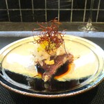 小菜一碟 - カツオたたき 四川ガーリックソース：カツオのたたきが四川風ガーリックソースによくマッチして 驚きの美味しさです！ アボガド、玉葱に併せてフライドガーリックのカリカリ食感が良いですネ！ 赤い糸唐辛子が綺麗に飾られています。