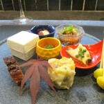 小菜一碟 - 中国風 八寸：①よだれ鶏 ②鮑 青花椒煮 ③いくら 紹興酒漬け ④麻辣叉焼 ⑤剣先イカ 生姜醤油 ⑥揚げ銀杏 ⑦棗クリームチーズ ⑧上海蟹焼売。