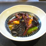 小菜一碟 - ゴマフグ 沸騰魚：熱々でゴマ河豚がとてもやわらかです。きくらげと数種の唐辛子がたくさん使われ辛さもHot Hotですネ！