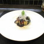 小菜一碟 - 鰆のフリット ピり辛黒酢ソース：鰆のフリットにかけられたピリ辛で甘辛い 濃厚な黒酢ソースが堪らないです。上部に飾られた白髪葱の上には木の芽が綺麗に添えられています。