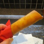 小菜一碟 - 海老と黄ニラの春巻き：皮がパリッとして ぷりぷりの海老がぎっしりと入った 熱々の春巻きを赤い紙で巻いて手に取っていただきます。良いですねェ～。♪♬