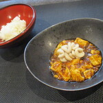 小菜一碟 - 白子入り麻婆豆腐：四川風の辛さ際立つ麻婆豆腐にプリプリ食感の白子がトッピングされています。 両者が良くマッチしています。 熱々の白飯を頂き麻婆飯にして美味しくいただきました。♪♬