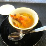 小菜一碟 - 海老と松茸 上湯蒸しスープ：松茸タップリの海老上湯（シャンタン）蒸しスープです。大根、人参、セルフィーユの根、白菜、生姜、を使い、お出汁は 鶏ささみ、鶏ガラ、帆立の干し貝柱、金華ハムetc．から取られています。まさに上質なスープです。