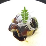 小菜一碟 - 鰆のフリット ピり辛黒酢ソース：鰆のフリットにかけられたピリ辛で甘辛い 濃厚な黒酢ソースが堪らないです。上部に飾られた白髪葱の上には木の芽が綺麗に添えられています。