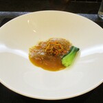 小菜一碟 - フカヒレ 上海蟹煮込み：モウカザメのフカヒレ煮込みの上に上海蟹のほぐし身がのせられ、青梗菜が添えられています。また、上海蟹は特性の蟹酢でもいただくことができます。流石に美味しいですネ！ 最高オ～です。