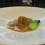 小菜一碟 - フカヒレ 上海蟹煮込み：モウカザメのフカヒレ煮込みの上に上海蟹のほぐし身がのせられ、青梗菜が添えられています。また、上海蟹は特性の蟹酢でもいただくことができます。流石に美味しいですネ！ 最高オ～です。