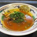 小菜一碟 - 鴨葱ラーメン：北京ダックのガラからとったお出汁がベースの美味しいスープの〆ラーメンです。北京ダックのもも肉や葱小口切りと斜め切りがトッピングされています。スープは見た目の濃厚さとは違いコクのあるお出汁の良さと あっさりと一気に完食できる美味しい一杯です。