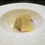 小菜一碟 - デザート：栗のアイスクリームにペンタスが飾られています。