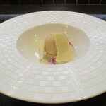 小菜一碟 - デザート：栗のアイスクリームにペンタスが飾られています。