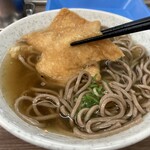 都そば - 関西風のツユは関東と比べると薄め