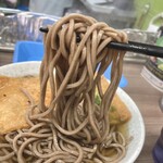 都そば - 少し濃いめの色をしたそばをリフト