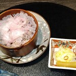 日本料理 馳惣 - 鯛の赤飯、かまぼこ薄切り