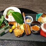 日本料理 馳惣 - 八寸
      目鯛味噌幽庵焼き、イクラミニ丼、生麩焼、すっぽんおから、春菊豆腐、黒胡椒チューリップなどなど
      