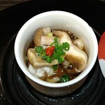 日本料理 馳惣 - 湯葉、白子、胡麻豆腐のきのこあんかけ
      少しピリ辛です。