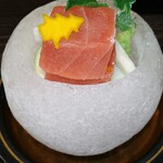 日本料理 馳惣 - 氷の器のマグロ、剣先イカ
      厚切りのマグロです。