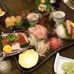 季一遊 - 秋思膳　造里（手前左からかつお、黒むつ、かんぱち　奥左から伊勢海老、生シラス、サザエ）