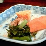 そば処　古庵 - お通しの漬物（サービス）