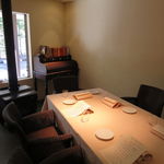 フォリオリーナ・デッラ・ポルタ・フォルトゥーナ - 薪ストーブが置かれた温かみのある食卓