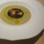 フォリオリーナ・デッラ・ポルタ・フォルトゥーナ - 仏・ブルターニュ産のスミイカと伊産のポロ葱のスープ、アンチョビ風味のスミイカのサラダ添え3