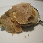 フォリオリーナ・デッラ・ポルタ・フォルトゥーナ - 仏・オレロン島の蒸し牡蠣、伊・ピエモンテ産のチーズ”ブラ”と白いカリフラワーのソース、伊・アルバ産の白トリュフのせ1