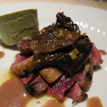 フォリオリーナ・デッラ・ポルタ・フォルトゥーナ - 青首鴨の胸肉と腿肉のローストと内臓（砂肝、心臓、レバー）炒め、仏産のラルチーノ茸添え、赤ワインと杜松の実のソースで3