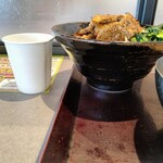 肉のヤマ牛 - 丼高さ ご飯詰まってます