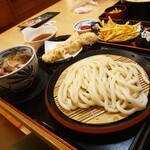 Kyuubee Ya - 肉つけ汁うどん普通盛り590円と単品ちくわ天ぷ100円