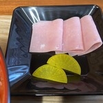 華かご - 小皿にハムとタクアン