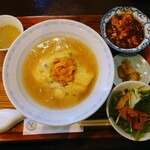 蛍 - 令和5年12月
ランチタイム(11:30〜14:30)
生雲丹の天津飯ランチ 税込2000円
サラダ、スープ、ザーサイ、胡麻団子付
ミニ麻婆豆腐 税込300円